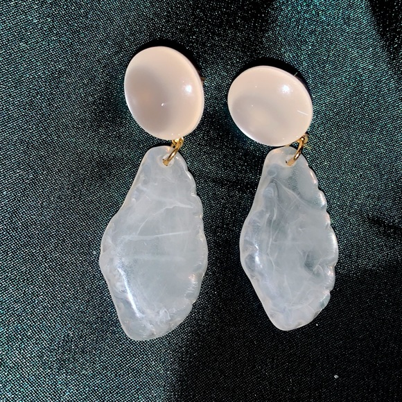 ♥️$5/20♥️ Modern Look Earrings - Picture 5 of 5